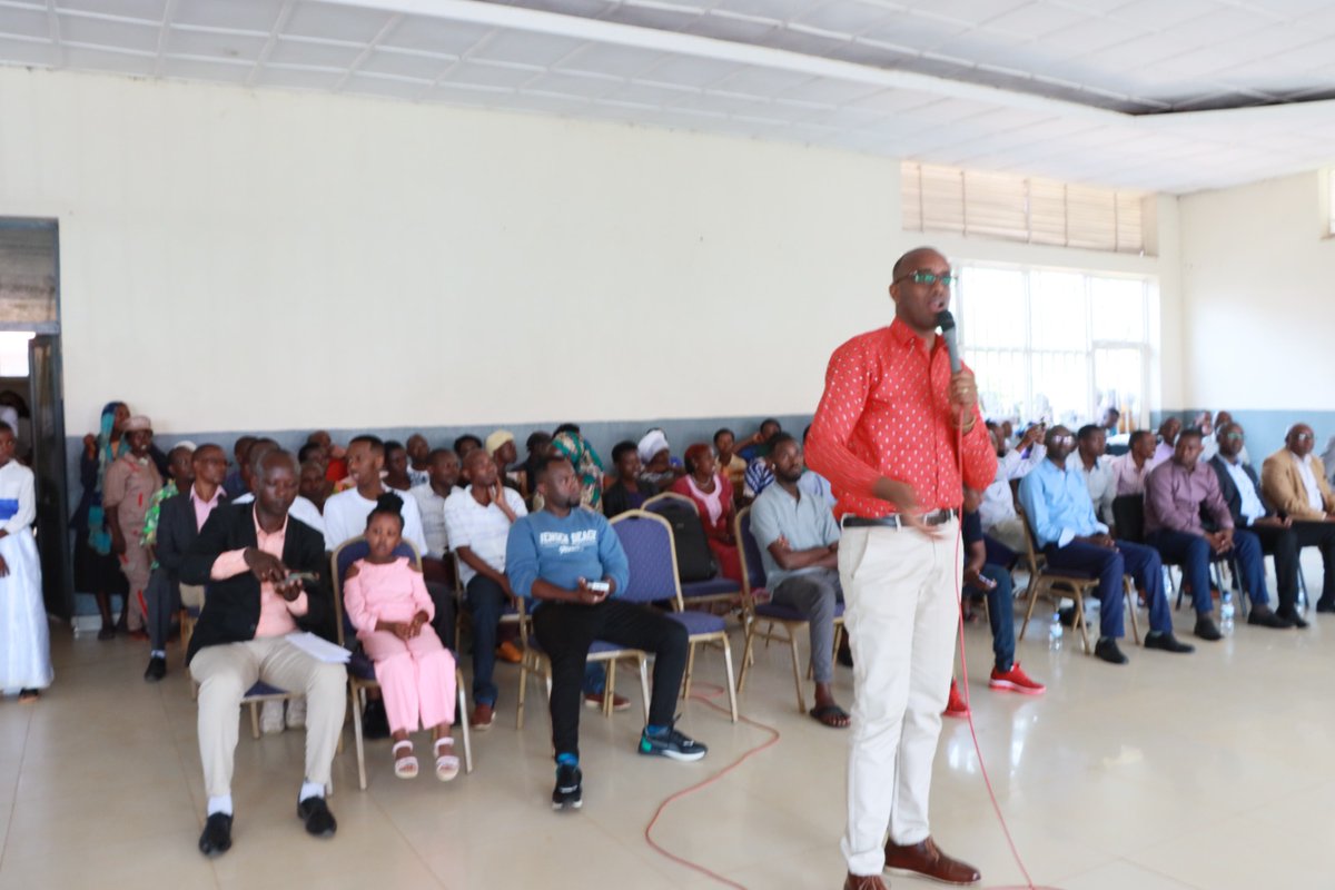 BugeseraDistr's tweet photo. @contactrahura @RwandaLocalGov @Rwanda_Edu @JCMusabyimana @mskayisire @MutabaziRich Umuyobozi w'Akarere @MutabaziRich yashimiye umufatanyabikorwa #Kabash wagize igitekerezo cyo kurerera igihugu, avuga ko kiri mu murongo wa politike ya Leta y'#UbureziKuriBose. Yasabye aba bana gufata neza ibi bikoresho no kugira umwete wo kwiga kubera ko babonye inyunganizi. https://t.co/QqUOtUozg9
