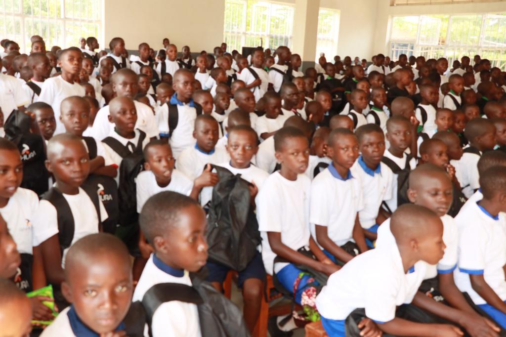 BugeseraDistr's tweet photo. @contactrahura @RwandaLocalGov @Rwanda_Edu @JCMusabyimana @mskayisire @MutabaziRich Umuyobozi w'Akarere @MutabaziRich yashimiye umufatanyabikorwa #Kabash wagize igitekerezo cyo kurerera igihugu, avuga ko kiri mu murongo wa politike ya Leta y'#UbureziKuriBose. Yasabye aba bana gufata neza ibi bikoresho no kugira umwete wo kwiga kubera ko babonye inyunganizi. https://t.co/QqUOtUozg9
