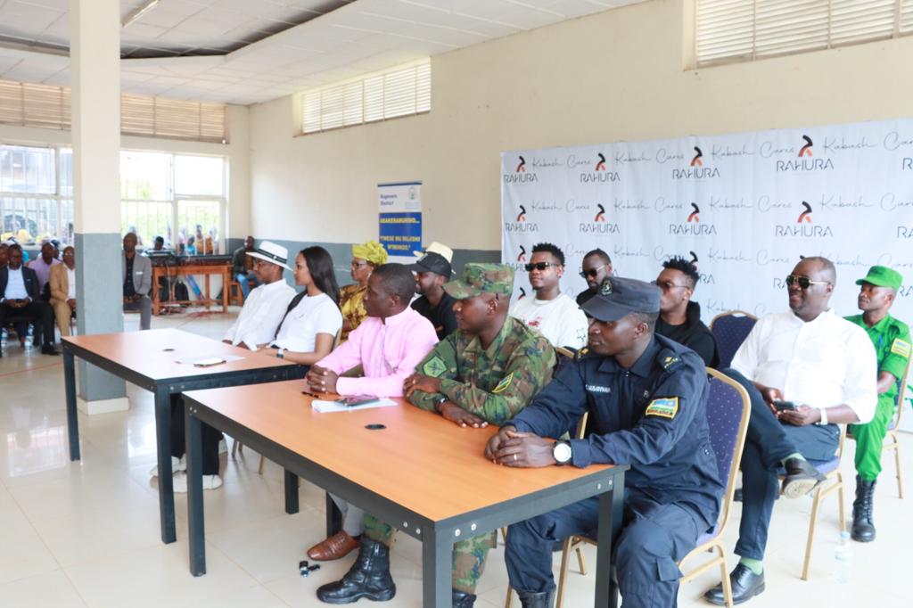 BugeseraDistr's tweet photo. @contactrahura @RwandaLocalGov @Rwanda_Edu @JCMusabyimana @mskayisire @MutabaziRich Umuyobozi w'Akarere @MutabaziRich yashimiye umufatanyabikorwa #Kabash wagize igitekerezo cyo kurerera igihugu, avuga ko kiri mu murongo wa politike ya Leta y'#UbureziKuriBose. Yasabye aba bana gufata neza ibi bikoresho no kugira umwete wo kwiga kubera ko babonye inyunganizi. https://t.co/QqUOtUozg9