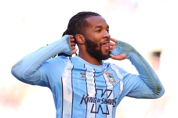 Pick that out 🤯  An UNBELIEVABLE hit from Kasey Palmer for  @Coventry_City  🚀