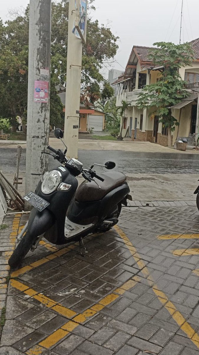 merapi_uncover's tweet photo. Mohon bantuannya teman-teman🥺🙏🏻

Telah hilang Motor Scoopy nopol AB 3401 MR. Informasi terakhir, motor dititipkan di depan parkiran Candi Borobudur (seperti digambar) setelah kejadian kecelakaan tadi malam.

Dan kemudian, sekitar pukul 21.00 ada 2 orang yang mengaku kerabat korban yg mengambil motor tersebut.

Apabila ada yang melihat atau mengetahui, teman-teman dapat menghubungi saya melalui DM atau 082329494788

Terimakasi atas bantuannya teman-teman, semoga lekas ditemukan🙏🏻 | @prsmwnda