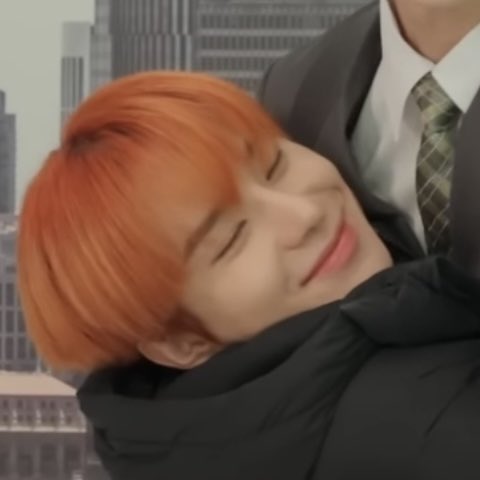 loveyazw's tweet photo. 도영이한테 안겨있는 정우 표정 ㅠㅠㅠㅠ 어제 태어남 https://t.co/tXVPYVp8Ti