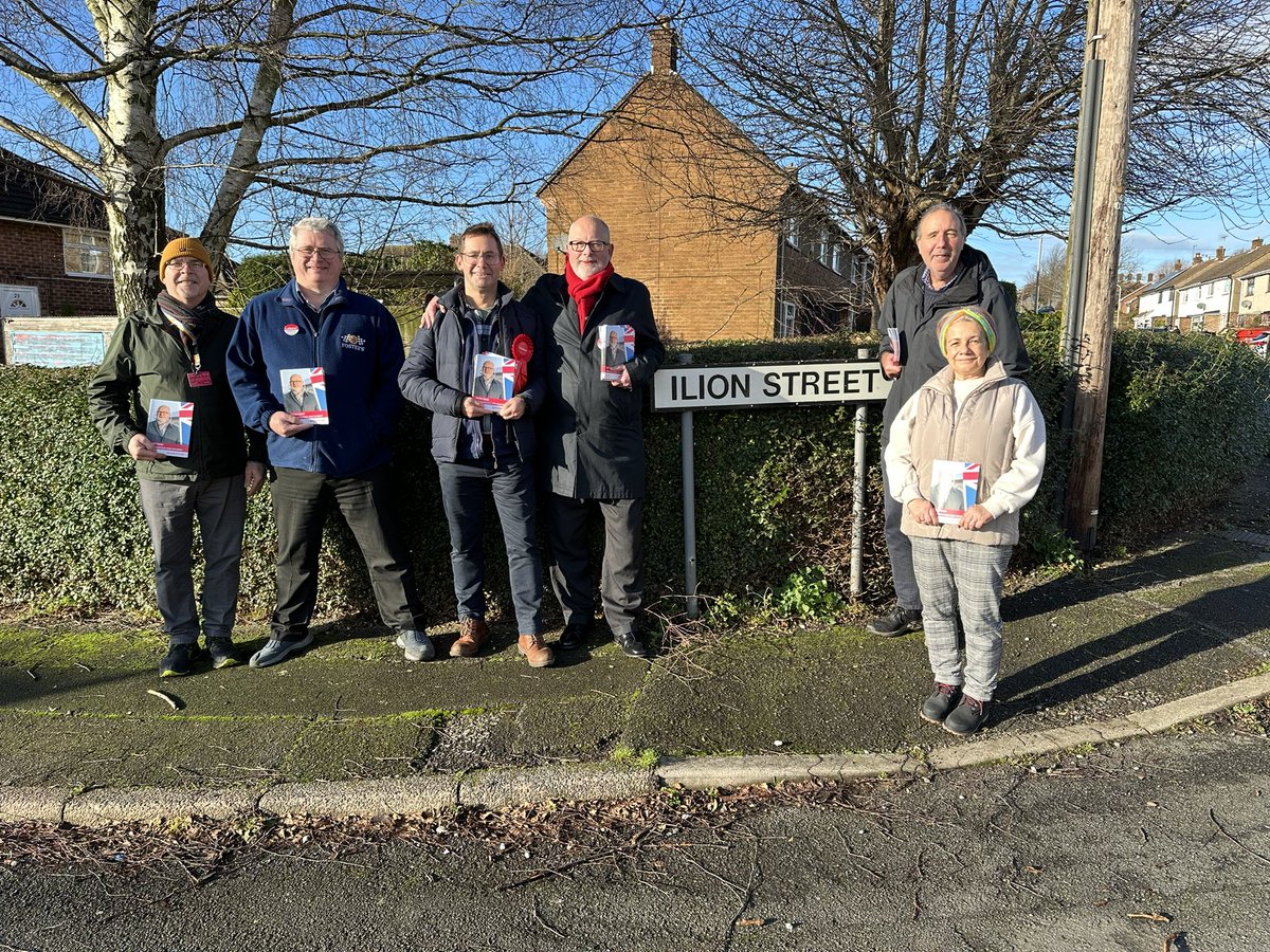 steveyemm's tweet photo. Out speaking to #Mansfield voters this morning just round the corner from where I live - I have never seen such strong support for @UKLabour 🌹great to be joined by Mayor Andy and @PaddyTipping  - bring on the #GeneralElection2024 https://t.co/ck7tQkNWFh