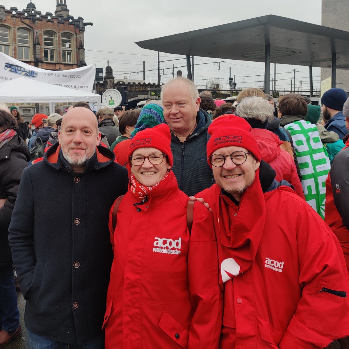 Bestaat jouw bushalte nog? Want vandaag schrapt De Lijn meer dan 3.000 (!) haltes... Dat is bijna 1 op de 5. 

Een ongeziene kaalslag voor ons openbaar vervoer na 15 jaren van besparen. Daarom kwamen actievoerders vandaag op straat in Gent. We laten ons niet doen.