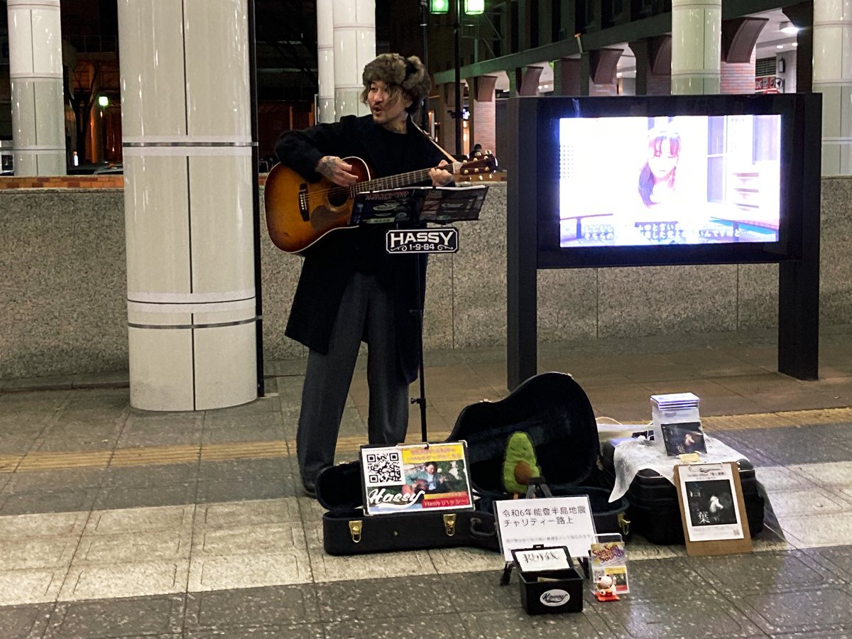 amaterasu1217's tweet photo. Hassyさん福島駅前の古関裕而さんのモニュメントの前で能登半島地震のチャリティー路上ライブ今やってます🎵
投げ銭は義援金として全て石川県に送るそうです
通りすがりで聞いてくださり投げ銭してくれる方や優しい中高生も居て、福島市の方はとても温かい🥹

@Hassy1984 https://t.co/ak6b8Wf03m