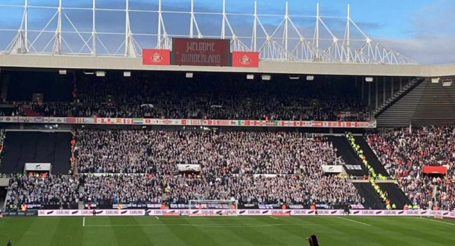 GradaBpro's tweet photo. Literalmente se odian, la rivalidad es máxima, pero eso no impide que les hayan vendido 6000 entradas y ocupen casi todo un fondo y desde las filas más bajas. 

Un derbi es un derbi, y preservar esa rivalidad es lo que hace que sea histórico. 

Los aficionados del Newcastle presentes en Sunderland