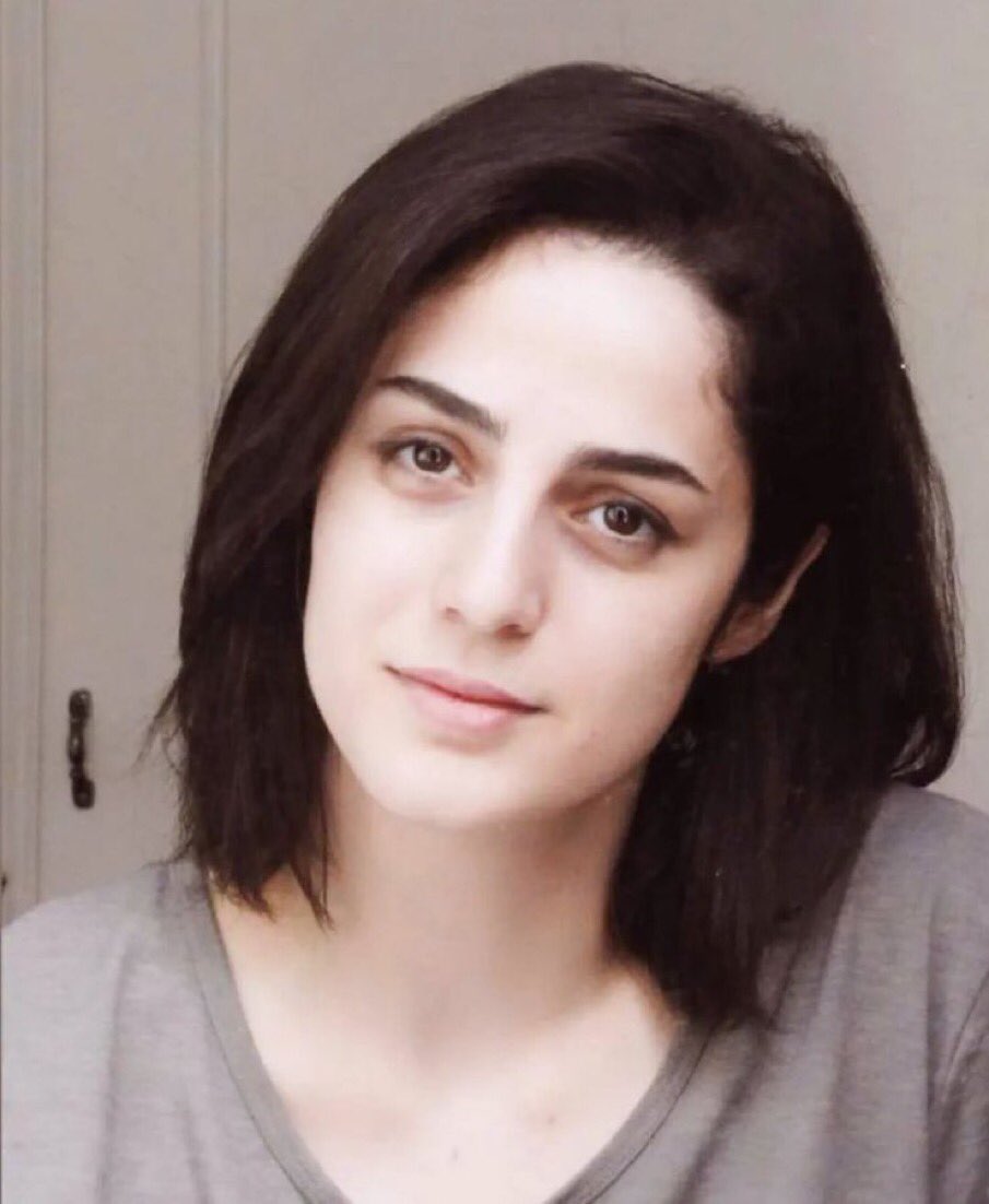 Während die 33-jährige #RoyaHeshmati in Iran 74 Peitschenhiebe bekommen hat, weil sie ihr Kopftuch nicht trug, wurde der Asylantrag einer Iranerin abgelehnt, weil das OVG Schleswig meint, Kopftuchverweigerung führe nicht mit „beachtlicher Wahrscheinlichkeit“ zu Verfolgung. Absurd