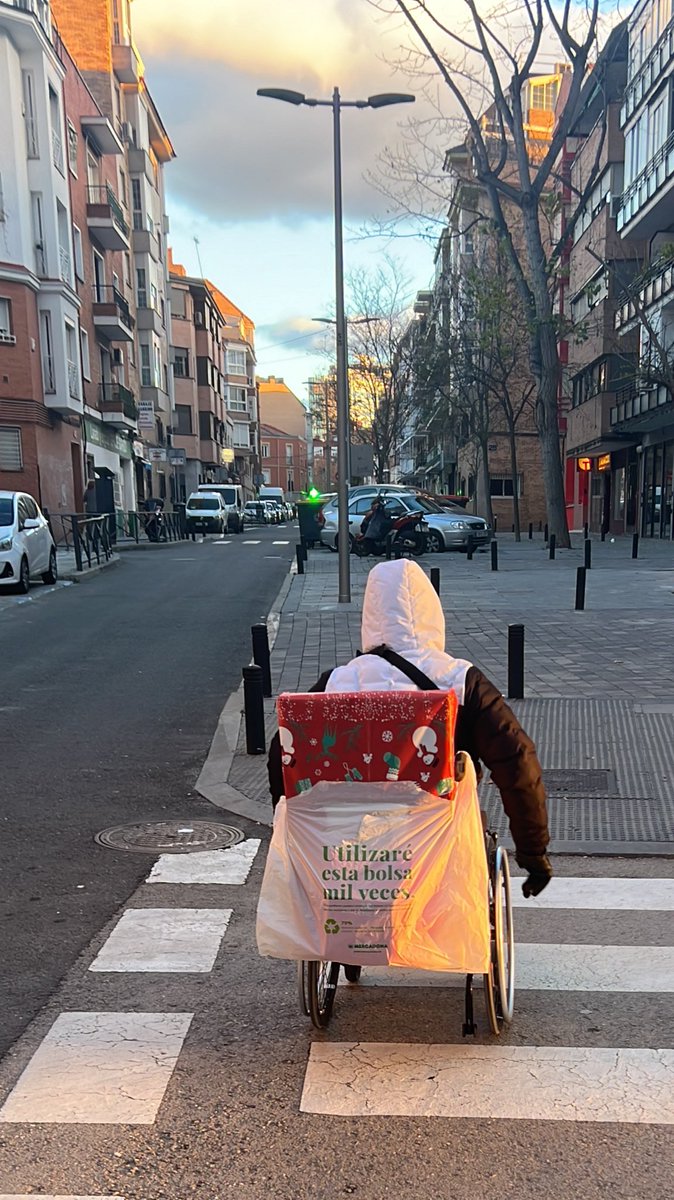 Esta persona en silla de ruedas lleva sus regalos. Vivan los Reyes y sus héroes