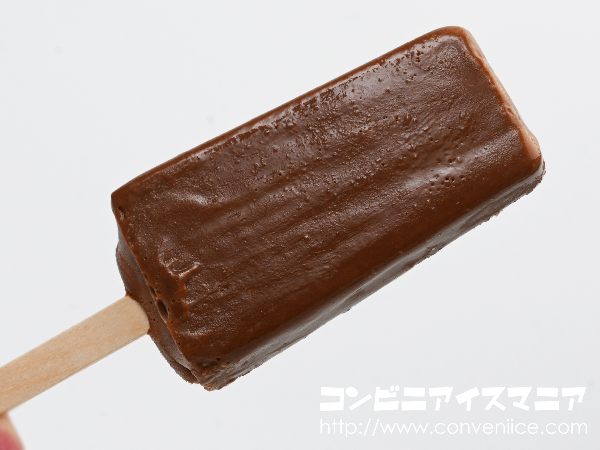 icemania's tweet photo. 【神】生チョコ好きは食べて！セブン-イレブン限定✨まさにこれは「まるで○○シリーズ」の生チョコ版！ロングセラーの「ジュンヒットチョコ」や「まるで」シリーズ等を手掛けるアンデイコらしい魅力的な商品。

ねっとりと濃厚な生チョコアイスに洋酒が加わり、チョコレートの風味を一層引き立てています。うんまっ!!!😭

アンデイコ『ほぼ生チョコアイスバー』