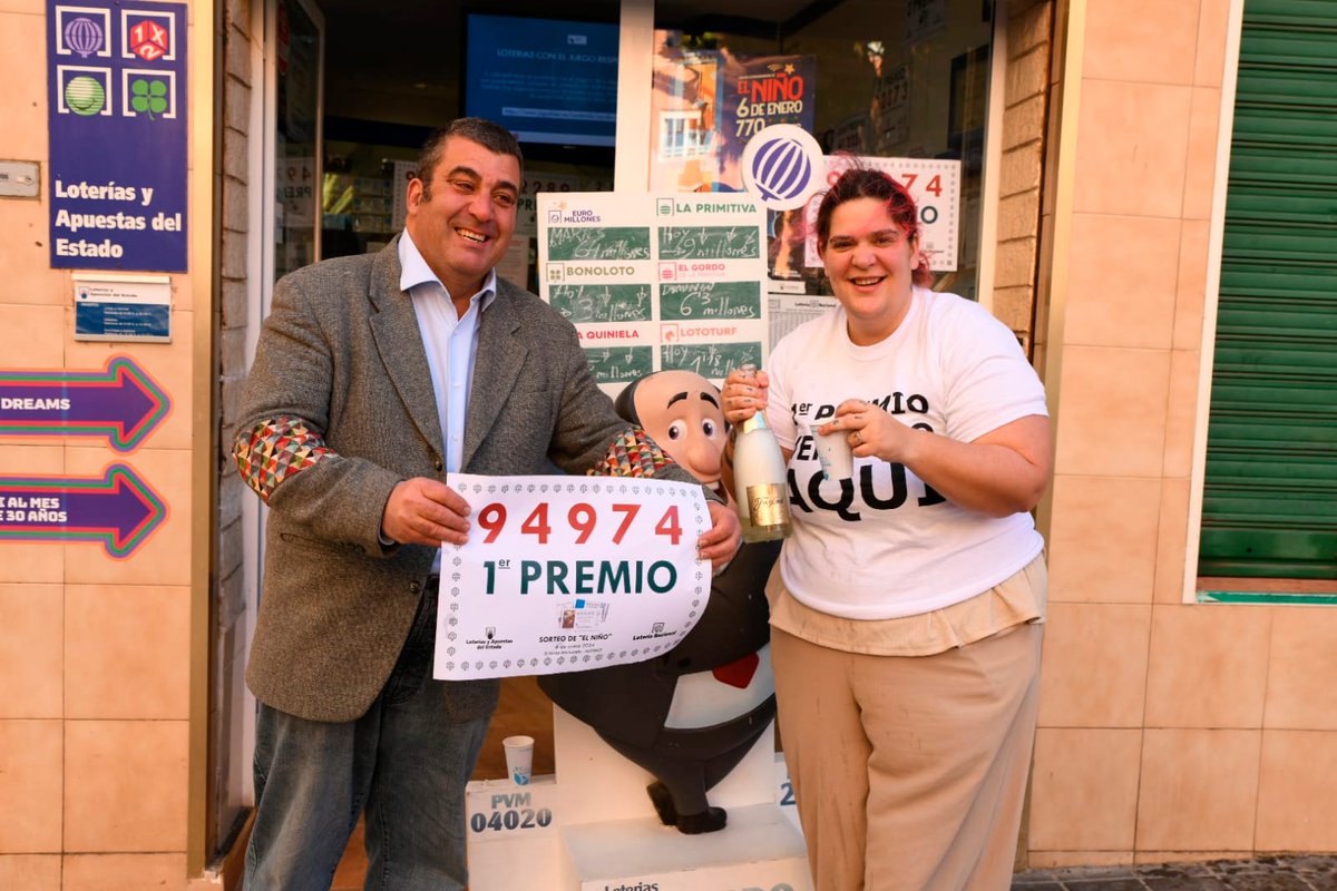 AfortunadoGordo's tweet photo. 🎉 ¿Sabes qué es hacer historia? 🌟
¡𝗗𝗔𝗥 𝗘𝗟 𝗣𝗥𝗜𝗠𝗘𝗥 𝗣𝗥𝗘𝗠𝗜𝗢 𝗗𝗘𝗟 𝗦𝗢𝗥𝗧𝗘𝗢 𝗗𝗘𝗟 𝗡𝗜Ñ𝗢!

El 𝟵𝟰𝟵𝟳𝟰 es desde hoy, el número más bonito del mundo 🍀💰 y los 𝟮𝟬𝟬.𝟬𝟬𝟬 𝗲𝘂𝗿𝗼𝘀 al décimo, el mejor regalo.

 #HazloÉpico con https://t.co/FlYvMMRcJh🥂✨ https://t.co/DoPQgUjCM3