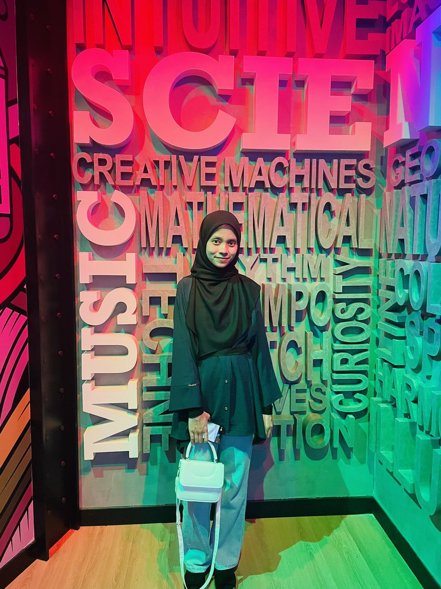 SyafiqaMarlia's tweet photo. Korang kalau nak beli handbag cantik cantik, berkualiti tapi murah tolong beli kat kedai ni. 

Waktu sampai beg beg ni rasa macam tak percaya pulak dengan kualiti dia tu. 

Harga murah, tapi kualiti kayangan https://t.co/MtfWWUEZKk