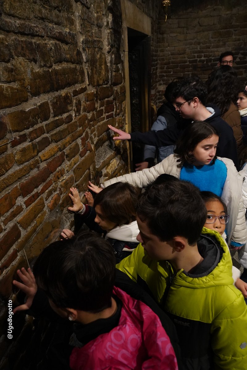 Nel giorno dell'Epifania del Signore, il Santuario della #SantaCasa ha accolto bambini e ragazzi per la tradizionale benedizione, che guidati dall'Arcivescovo Fabio, sono entrati in Santa Casa per pregare insieme l'Angelus e porre le loro mani sulle pietre della casa di #Maria