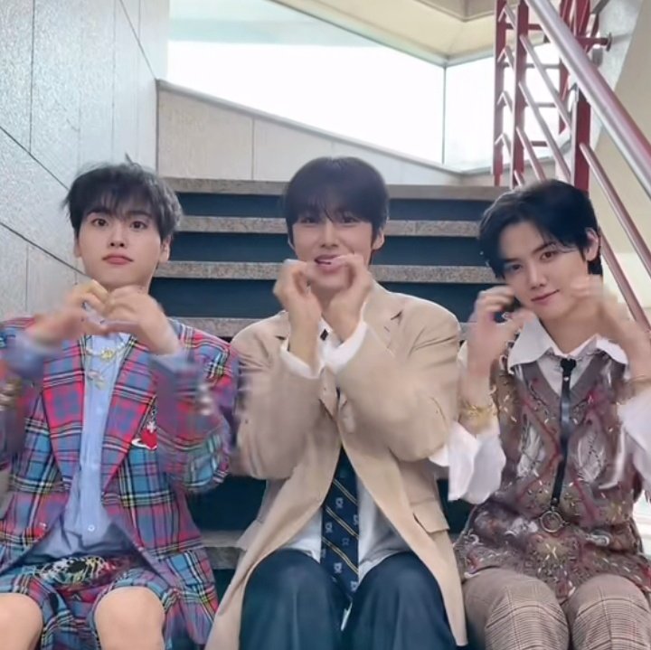 calminhee's tweet photo. "Minhee hyeongjun gak pernah ngumpul? Menjauh? Dilarang starship?" Nggak, pas mereka ikut kalian yang gak tau🙃 https://t.co/DWJiCsjXA8