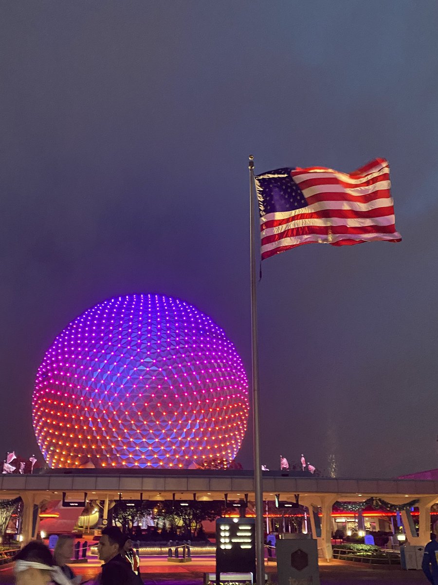AiguilleurSNCF's tweet photo. America, fuck yeah ! 🤘
#runDisney #WDWHalf #epcot https://t.co/3WMgq5pNAR