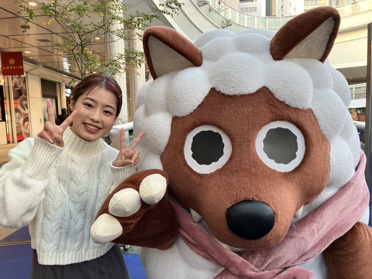 yuhachin0519's tweet photo. 本日@sakae_skate で少しだけ滑らせていただきました！
インスタライブを見て来てくださった方！
嬉しかったです！ありがとうございました！
写真は念願のウルフィとのツーショット
いつでも撮れると思ってると
なんだかんだで撮るタイミング逃しちゃうんですよねー
ウルフィ、これからもよろしくねっ https://t.co/7aJCV53MVs