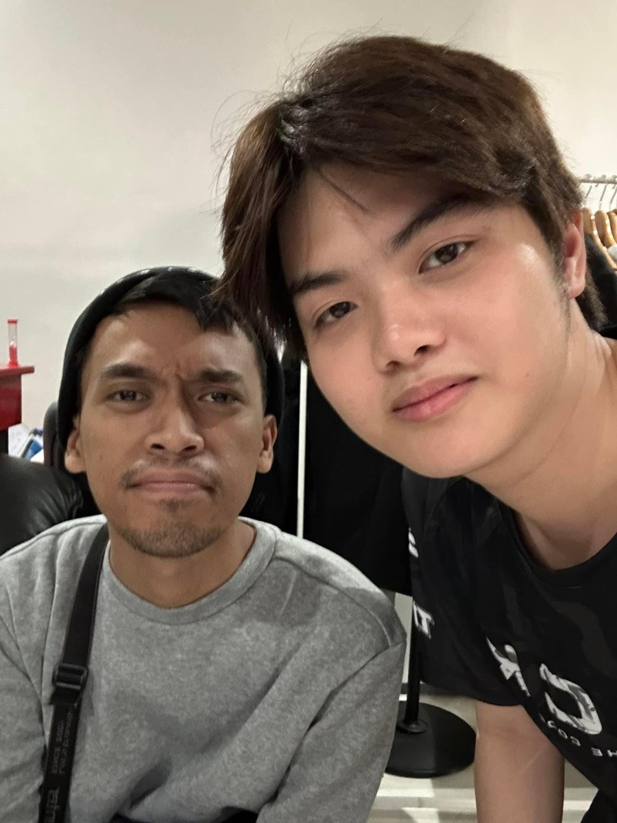 foreyon's tweet photo. HUY ANG POGI ??? !!! https://t.co/IJ0vSmtZMM