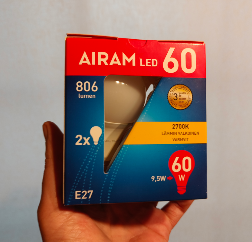 oh2mp's tweet image. Minulla hajoaa oikeasti pää noihin median idioottijuttuihin, joissa mummojen pitää istua pimeässä, kun sähkö on niin kallista.
Tällaisen 9,5 Watin LED-lampun polttaminen eilisen 2,35€/kWh ryöstöhinnan aikana olisi maksanut noin 2,2 senttiä tunnilta. Siis 0,022 €/h.