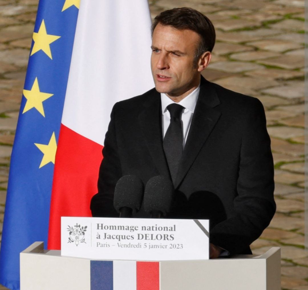 Je ne suis pas sûr que la personne en charge d'imprimer la date sur le pupitre présidentiel survive au remaniement... #macron #Delors #hommage #oops