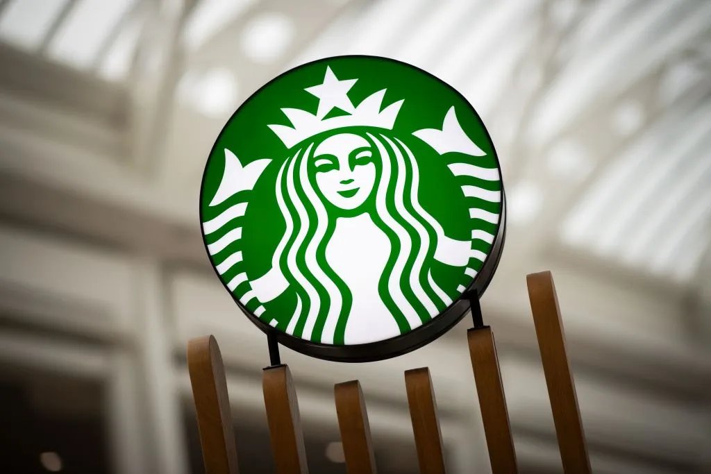 OleosCapital's tweet photo. Starbucks, la mayor cadena internacional de cafeterias, se encuentra cotizando a tan solo 4% de su mínimo de 52 semanas y mucha gente se pregunta si es momento de comprar y/o ampliar, eso veremos ahora 🤔 

ANÁLISIS Y ESTIMACIÓN DE VALOR. 👇

$SBUX https://t.co/bf4epgJoSb