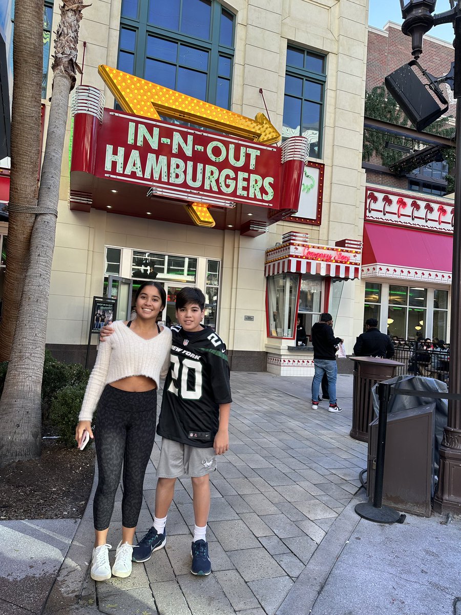 oliviaa_agnew's tweet photo. family trip to vegas ❤️🎄to visit my filipino family 🥰 https://t.co/NgCSHMhov7