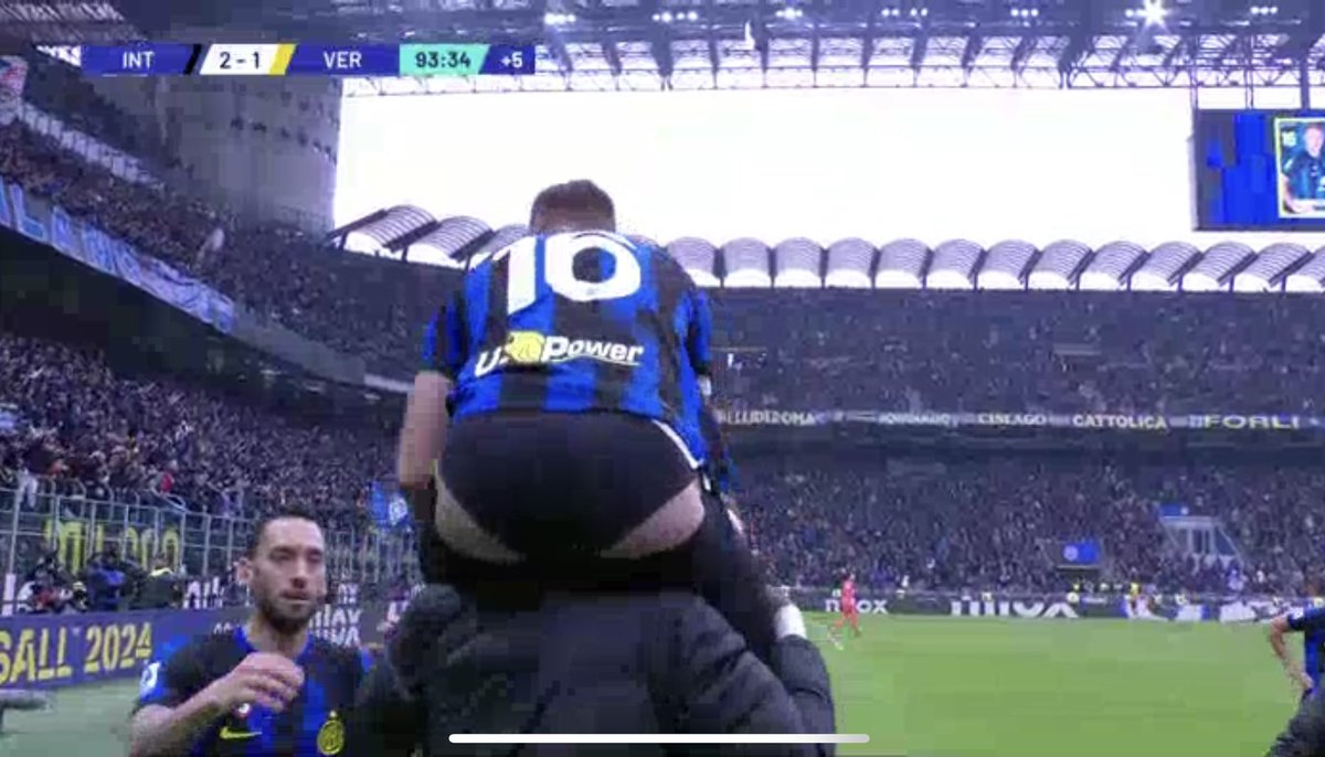 Cbetgg's tweet photo. Frattessi's late goal saves Inter Milan against Verona
During the celebration, Frattessi even lost his shorts 🩳
#InterVerona #INTVER #Inter https://t.co/SwIc6fwtbD