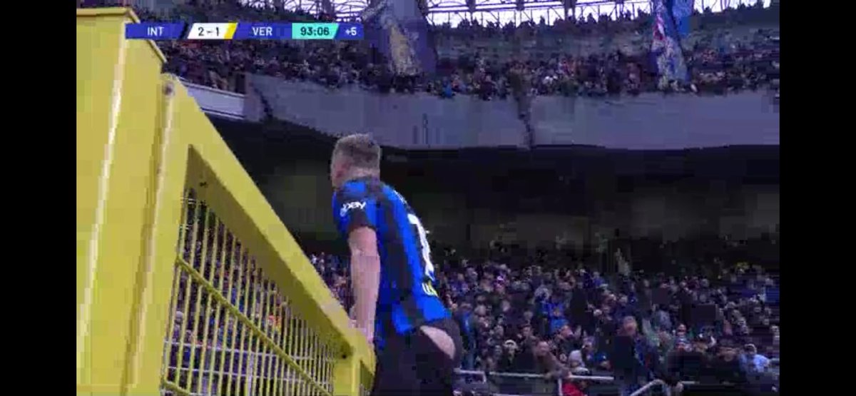 Cbetgg's tweet photo. Frattessi's late goal saves Inter Milan against Verona
During the celebration, Frattessi even lost his shorts 🩳
#InterVerona #INTVER #Inter https://t.co/SwIc6fwtbD