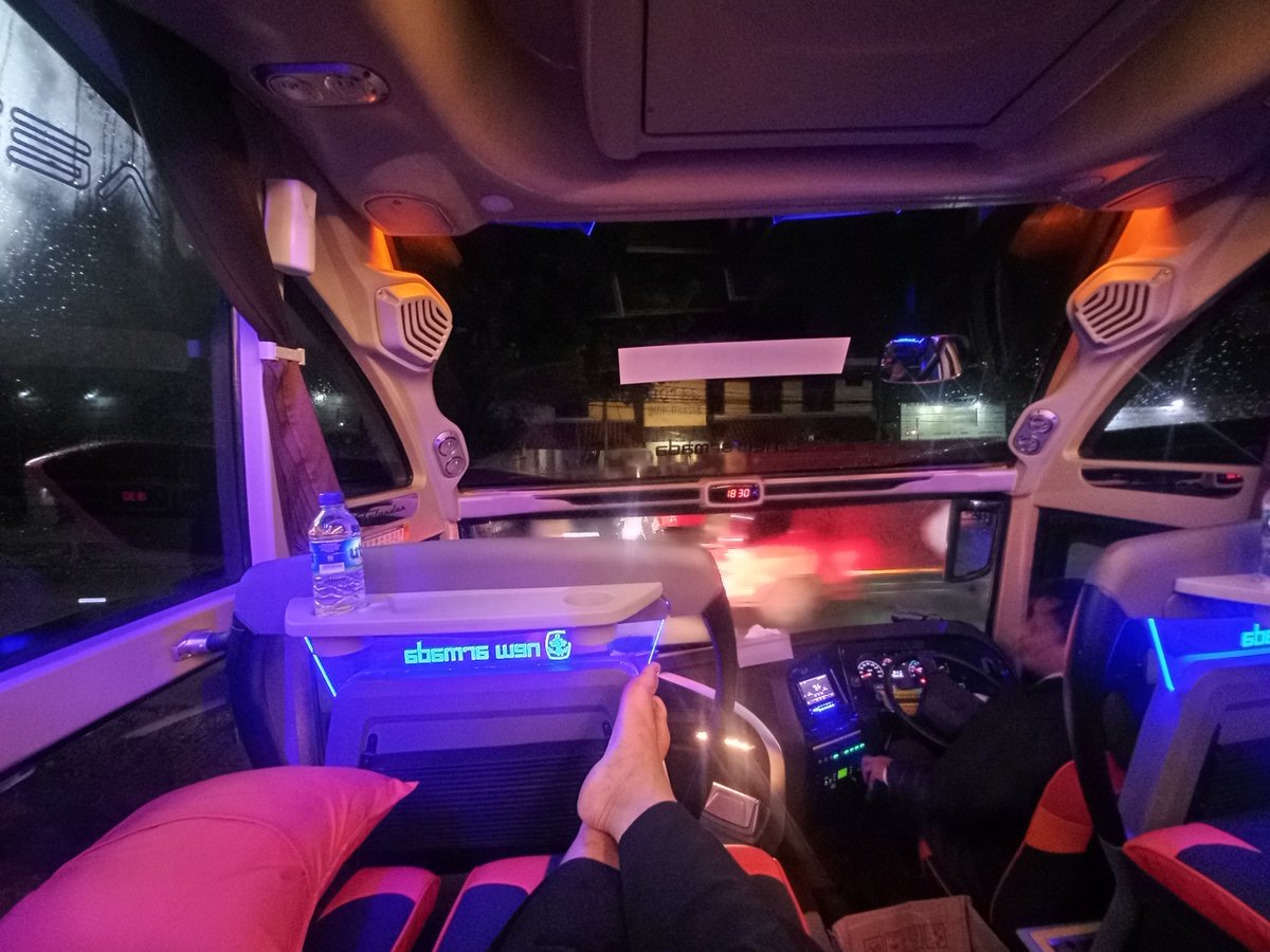 Azha_Nugraha's tweet photo. Trip 5 Januari 2024 
(Surabaya-Solo) 

Rosalia Indah 3129
Executive Plus Seat 2-2 (28 seats)
Jurusan: Malang-Solo-Wonosobo-Purwokerto Via Bawen
Chassis: Hino RM 280 ABS
Body: Skylander R22 (New Armada) https://t.co/dzx4IDXnPQ