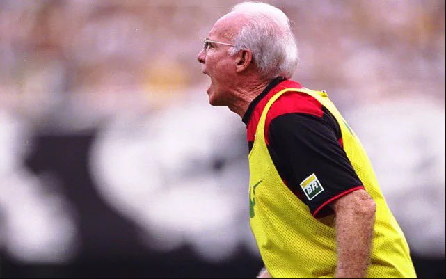 Flamengo's tweet photo. Zagallo viveu tanto. Ganhou tanto. Como atleta, treinador e torcedor. E, ainda assim, nunca pecou pela falta de raça, amor e paixão à flor da pele. Um rubro-negro daqueles! Uma energia de arrepiar, como se cada vez fosse sempre a primeira. É desta forma que Mario Jorge Lobo Zagallo ficará eternamente registrado nas retinas e corações de cada flamenguista que teve o prazer de vê-lo brilhar. 🖤
📸 Acervo / Revista do Esporte / O Globo