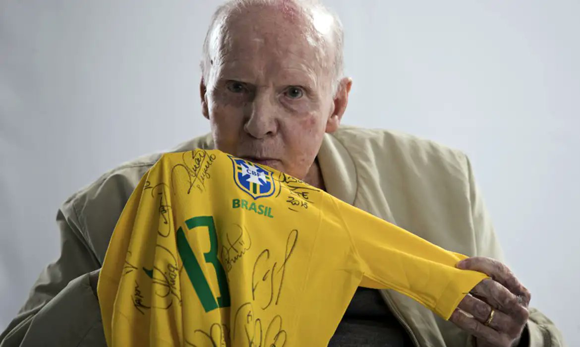 Dr_Wanderley's tweet photo. Lamento com grande pesar o falecimento do alagoano Mário Jorge Lobo Zagallo, tetracampeão mundial e um dos maiores ícones do futebol brasileiro, que deixa um legado forte de liderança e de paixão pelo esporte. Aos familiares e admiradores, os meus sentimentos. https://t.co/oOuF11iEXd