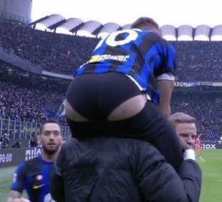 leolapus's tweet photo. @CosimoBellavita lo juventino che parla di ladri è il karma che fa godere più di ogni cosa al mondo! Leccateci il culo, rottamati della serie B!!! https://t.co/XdlqxglUCH