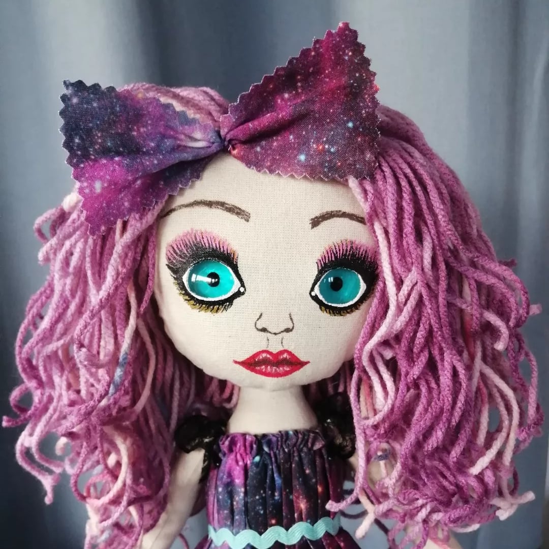 DollyFollies are my unique creation, portrait, character, creepy or cute, you can choose. Commissions now open for 2024. Contact me at gillianadamsart@gmail.com for queries 🎎

#dollyfollies #doll #dollcollector #handmade #gift #portrait #art