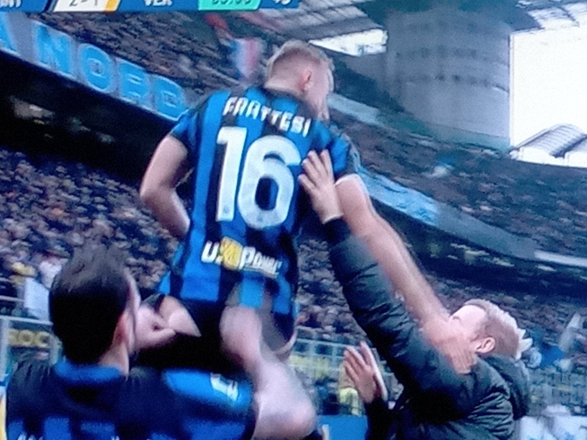 valerio_santori's tweet photo. Questa non è una partita. Questa è una petizione di novantasei minuti per riavere "Pazza Inter" come inno.
#InterVerona https://t.co/OctcIEgR7O