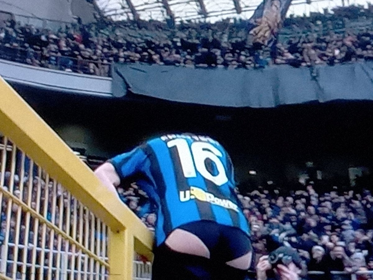 valerio_santori's tweet photo. Questa non è una partita. Questa è una petizione di novantasei minuti per riavere "Pazza Inter" come inno.
#InterVerona https://t.co/OctcIEgR7O