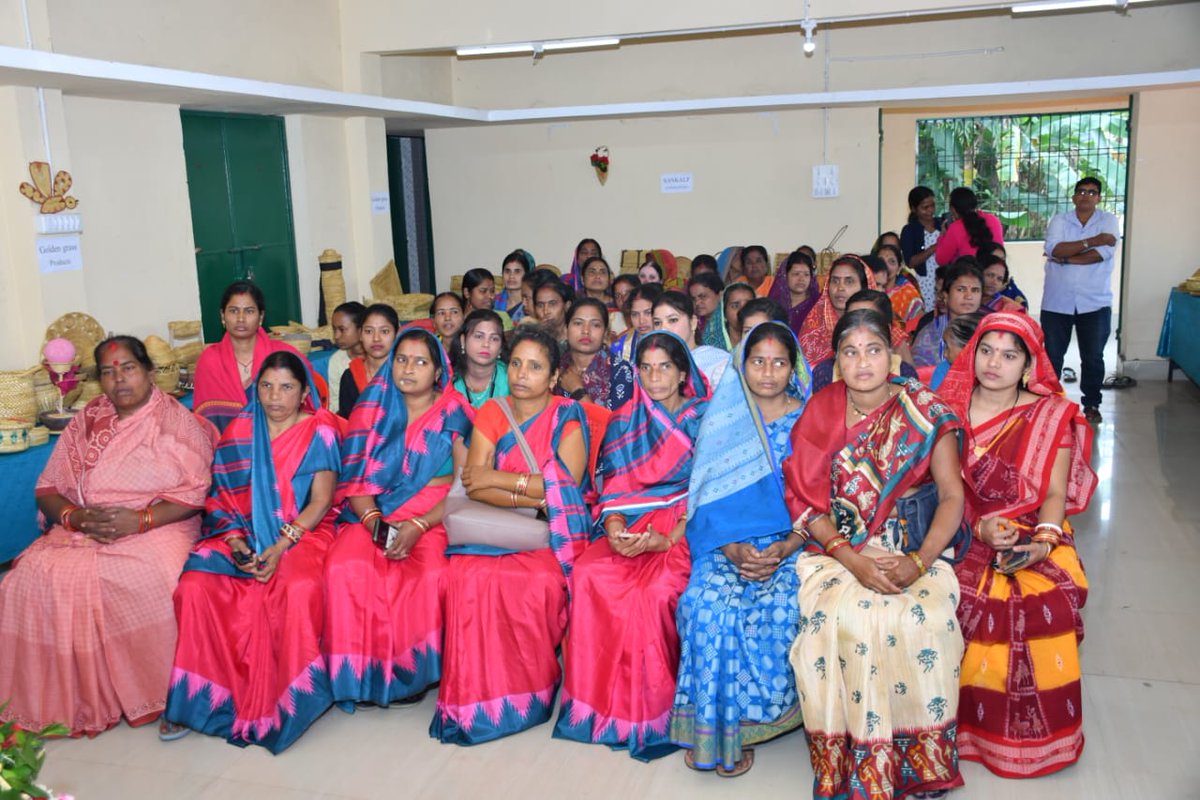 KendraparaAdh's tweet photo. Hon'ble Governor during his one day visit  programme to Kendrapara today has visited the CFC Jajanga and interacted with the women golden grass artisans &amp; expressed his great pleasure on the improvement of their livelihood through SANKALP Project. @HTH_Odisha @DhciOdisha https://t.co/JqPmPMVfSk