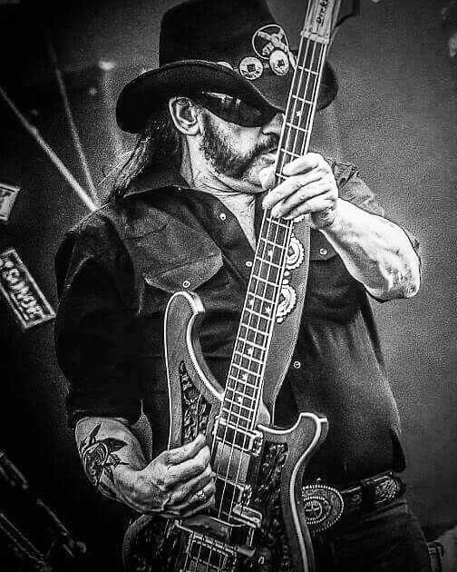 Buen día para toda la gente copada, es medio acotado el tiempo q tengo para twittear pero los saludo con un abrazo más copado de todos Rock &amp;Roll 🎶🤘🏻🤘🏻