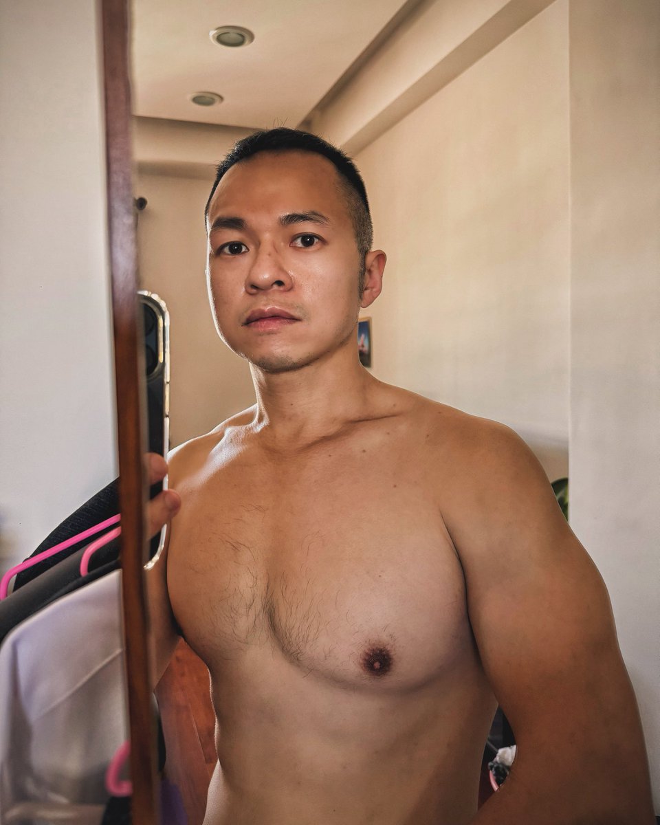 lin97hung's tweet photo. 在健身房遇到朋友
朋友：欸，你胸肌到底多大？ 
我：不知道🤷。
朋友：你這樣在健身房的女生會自卑欸⋯

（噗～ https://t.co/AIH6lutzM0