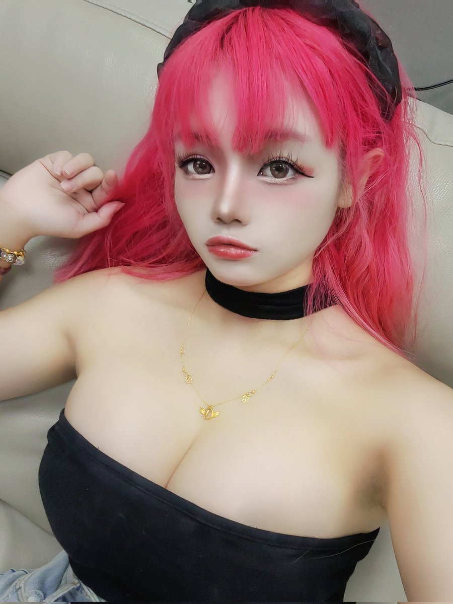 濃妝豔抹的我～～
花了很多時間去挑戰新妝容
結果被說素顏比較好看
只好拍張照紀念一下了～ https://t.co/XVv5NnFrdB