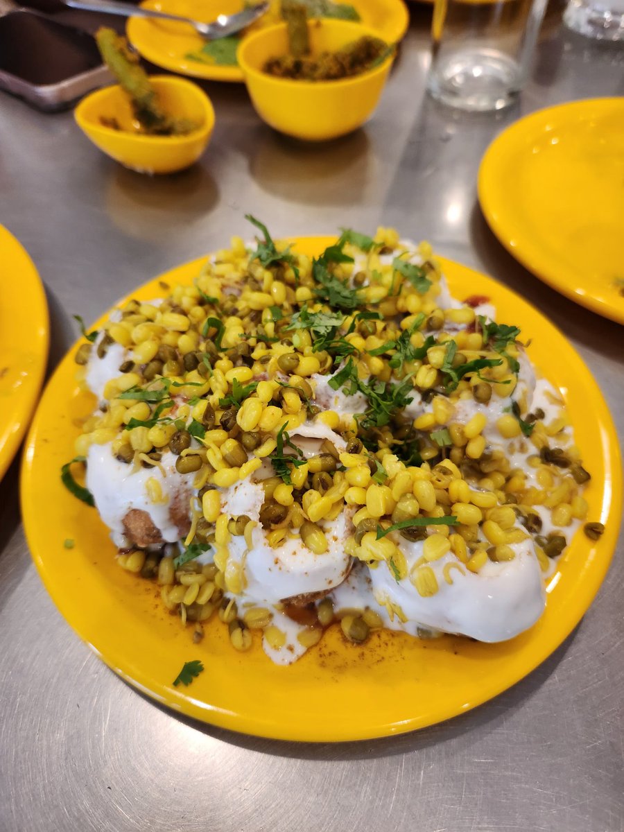 ruskievityazi's tweet photo. don't really know names of all the dishes(there were many more than just these three) but my fav was this sev batata dahi puri topped with moong dal👌🏻 rest were okayish.. pics from my recent halt at Swati Snacks in Ahmedabad
#Foodies #SwatiSnacks #Ahmedabad #gujaratifood #jalsa https://t.co/6R5KVuDaRM