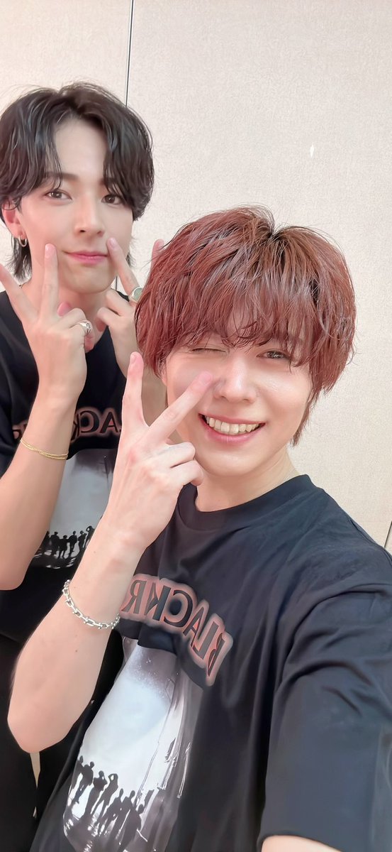 BLACKIRIS_hiro's tweet photo. 新体制BLACKIRIS始動じゃー！！

りゅうへい、ゆうきよろしくなー！😎
今年もいいスタート切れました✌️

みんな今年もよろしくね！🍎 https://t.co/SidU9HABho
