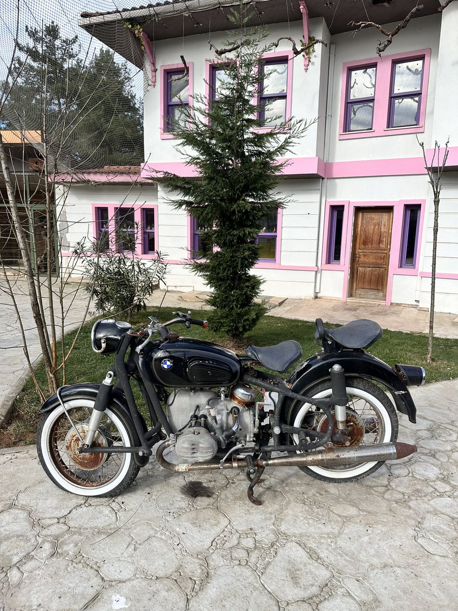 SLMKYA's tweet photo. 1954 Model olduğu söylendi. İyi bir restorasyon ile değerini bulur, sahibine heyecan yaşatır diye tahmin ediyorum. Hayatta bulunulan yer önemlidir , değerini ortaya çıkarır demişler, çok da doğru söylemişler😎

Murat Kurum Özlem Zengin #motor #bmw #istanbul #zam  #almanya https://t.co/PjDSXmLueF