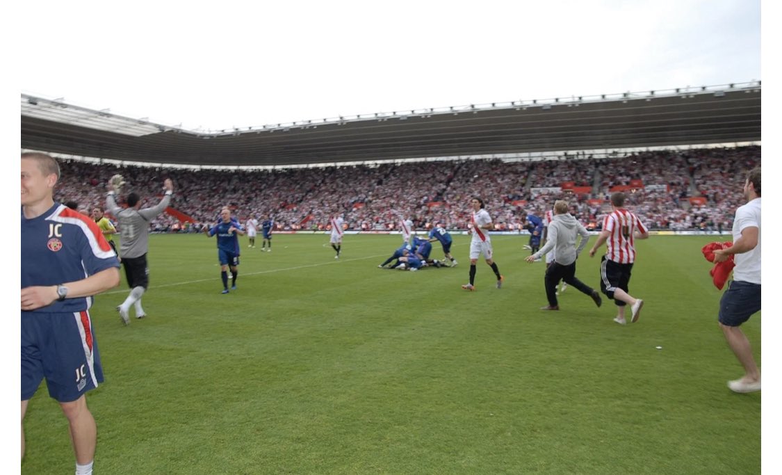 NostalgicGoals_'s tweet photo. The last time Southampton faced Walsall ⏱

Walsall 1-3 Soton
⚽️ Guly, David Connolly, Oxlade-Chamberlain x Julian Gray
🗓 07.05.2011

Both sets of fans were on the pitch after the final whistle. Southampton had just clinched promotion while Walsall narrowly escaped relegation https://t.co/b54dJ8Jbo3