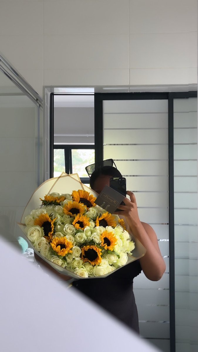 thandoau's tweet photo. what a joy to be loved. 💛 https://t.co/YyCl9hXeLt
