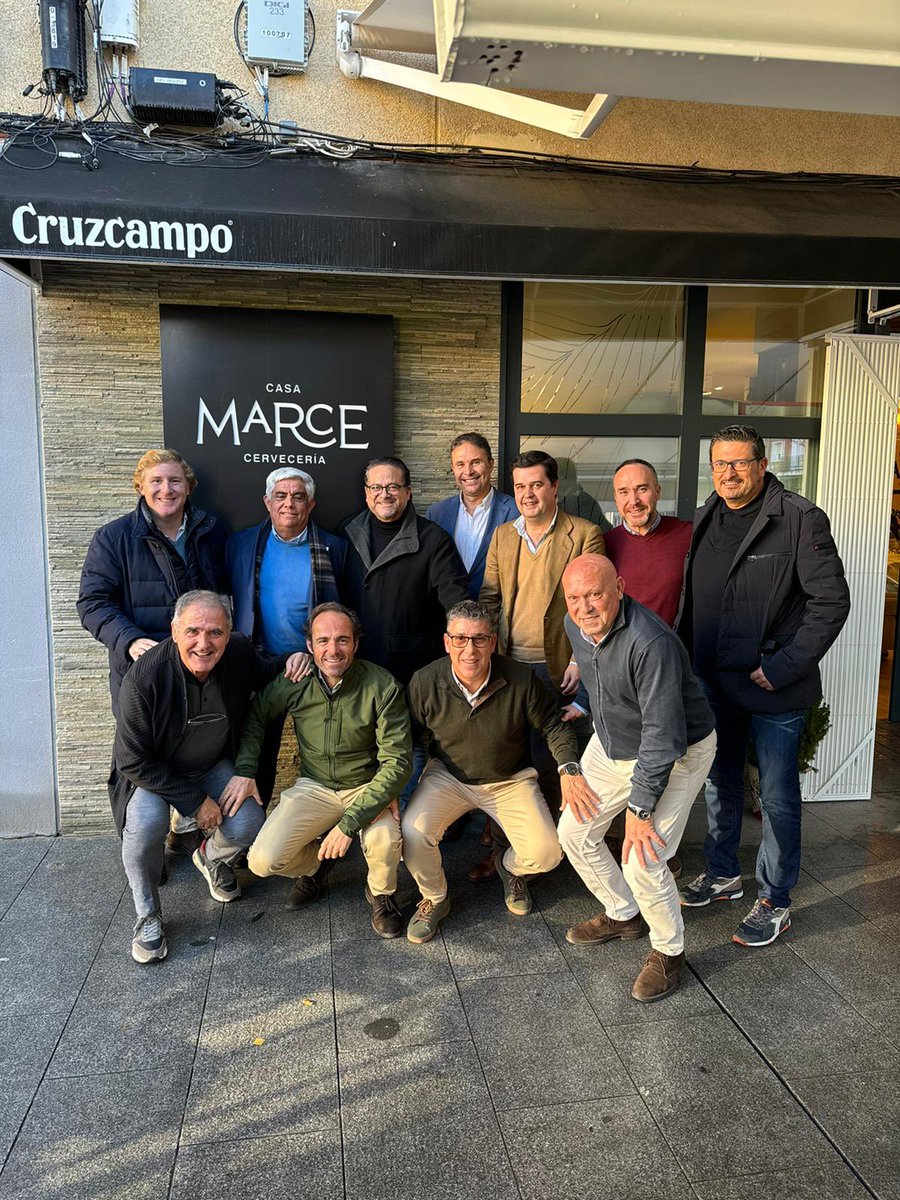 CDBadajoz's tweet photo. 📣 En Casa Marce, leyendas del club, directivos y autoridades, incluyendo al alcalde D. Ignacio Gragera (@barreragragera), se reunieron el pasado 4 de enero para celebrar el año nuevo. 

🤍🖤 Un encuentro lleno de historia, reflexiones, intercambio de ideas y respaldo institucional.
