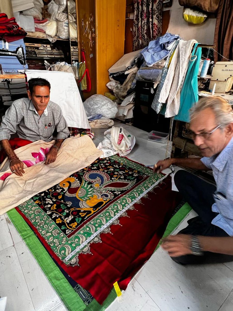 HandForHandmade's tweet photo. A lot of work has gone into getting the mural ready for Hamari Virasat, here are some glimpses from behind the scenes. Each of the 75 intricate fabric art pieces has been handmade by various organizations or individual textile artists across different regions of India. https://t.co/0mB87Yl1KZ