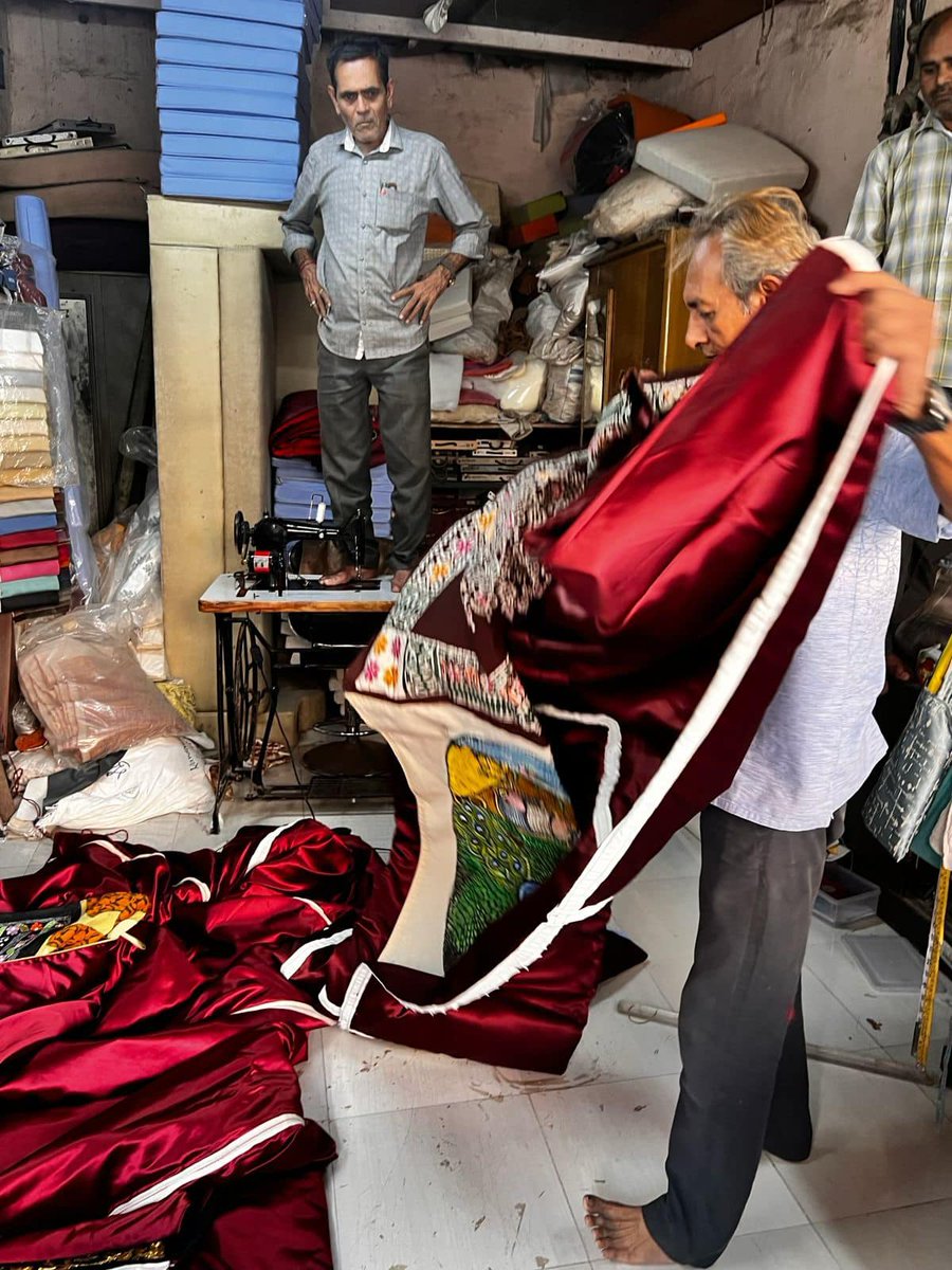 HandForHandmade's tweet photo. A lot of work has gone into getting the mural ready for Hamari Virasat, here are some glimpses from behind the scenes. Each of the 75 intricate fabric art pieces has been handmade by various organizations or individual textile artists across different regions of India. https://t.co/0mB87Yl1KZ