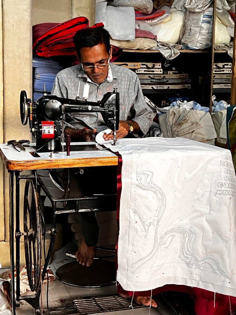 HandForHandmade's tweet photo. A lot of work has gone into getting the mural ready for Hamari Virasat, here are some glimpses from behind the scenes. Each of the 75 intricate fabric art pieces has been handmade by various organizations or individual textile artists across different regions of India. https://t.co/0mB87Yl1KZ