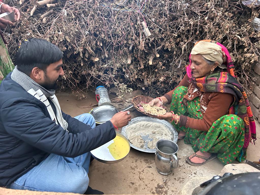 <a href="/AbhimanyuP00NIA/">Abhimanyu Poonia</a> बिना किसी तैयारी के रास्ते चलते हुए एक सामान्य जिंदगी जीने वाले घर में मां के साथ बैठकर चूल्हे की रोटी खा रहे है

राहुल के जूते देखने वालो से पूछ रहा हूं ये मां जूते पहन कर खाना बना रही है इसके भी संस्कार देखने है या सिर्फ पहलवान मुद्दे पर भुषण को बाप...
1/2