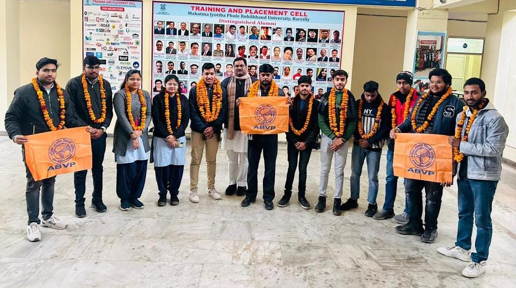 YashCho82377231's tweet photo. अखिल भारतीय विद्यार्थी परिषद बरेली महानगर रोहिलखण्ड विश्वविद्यालय इकाई की सत्र 2023-24 की नवीन कार्यकारिणी की घोषणा हुई ।जिसमे मुख्य रूप से क्षेत्रीय संगठन मंत्री आदरणीय श्री मनोज नीखरा जी भाई साहब उपस्थित रहें।
@iManojNikhra
@abvpbraj
@yagywalkya #ABVPBareilly https://t.co/g9PAv52B9p