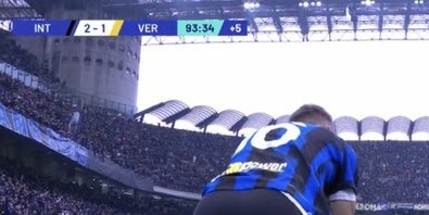 Info_SerieA's tweet photo. BOX OFFICE MATCH

INTER 2-1 VERONA

Tweet ini ditujukan untuk Arnautovic &amp; Barella.

Arnautovic, anda main kayak buat Verona. Nyundul juga ajaib.

Barella, gawang kagak ada kiper, anda malah ngoper.

Terima kasih sekali lagi atas hiburannya. Serasa nonton pelm komedi, seru 😁👍 https://t.co/azBMAnY9rG