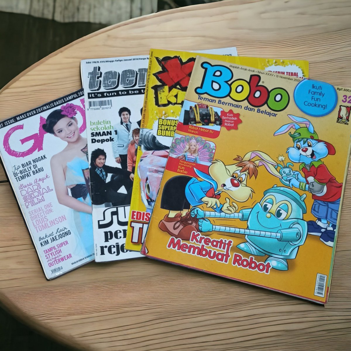 hellosherclo's tweet image. Hasil declutter di rumah hari ini nemu kumpulan majalah yg dlu sering banget dibaca waktu zaman SD sampe SMA 🥰 
Terima kasih  @MajalahBobo , @xykidsmagz, Teen dan @GADISmagz yg udh jd bagian perjalanan hidupku 💕 Ada yg sama suka baca majalah?
#declutterday #stayhome